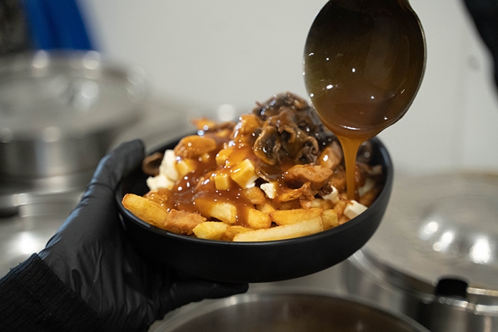 mon caribou étapes de la préparation d'une poutine étape 5 le dressage